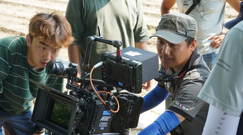 우리 대학 TV영화학부 김병정 교수(오른쪽)가 영화 ‘저 산 너머’ 촬영현장에서 카메라에 영상을 담고 있다.