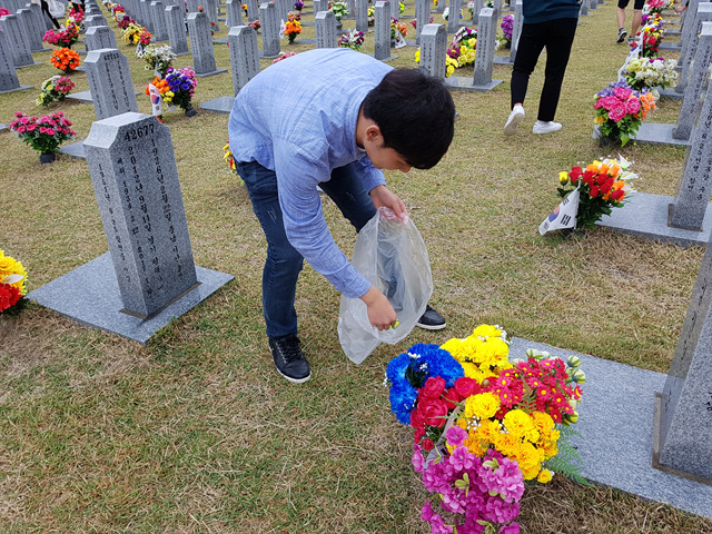 2017-2학기 현충원 봉사활동 사진  게시글의 4 번째 이미지