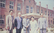 왼쪽부터 남기철 학장, 도익서 박사,  전희철 교장과 사모님, 김진수 서무과장