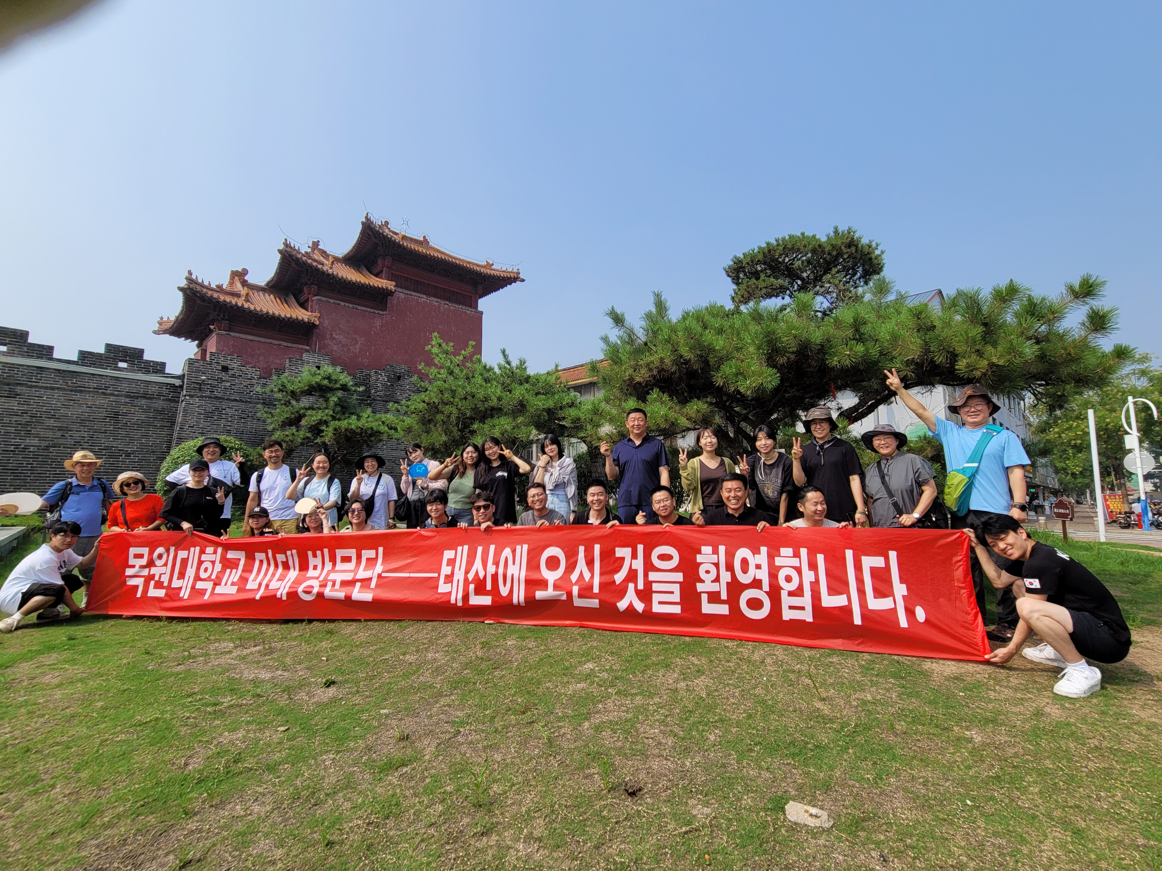 [설명]중국산둥성지역의 석박사과정 연구생 동문들이 한국화전공 학생들의 중국 체험 활동을 환영하고 있다.